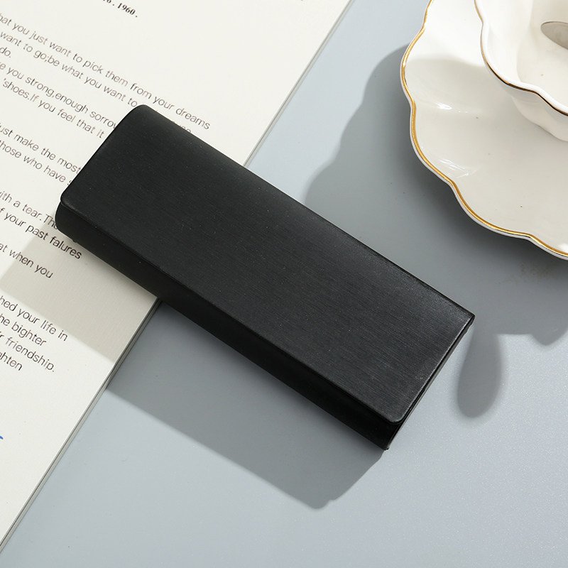 Slim Rectangular Eyeglass Case with Magnetic Closure - 图片 4