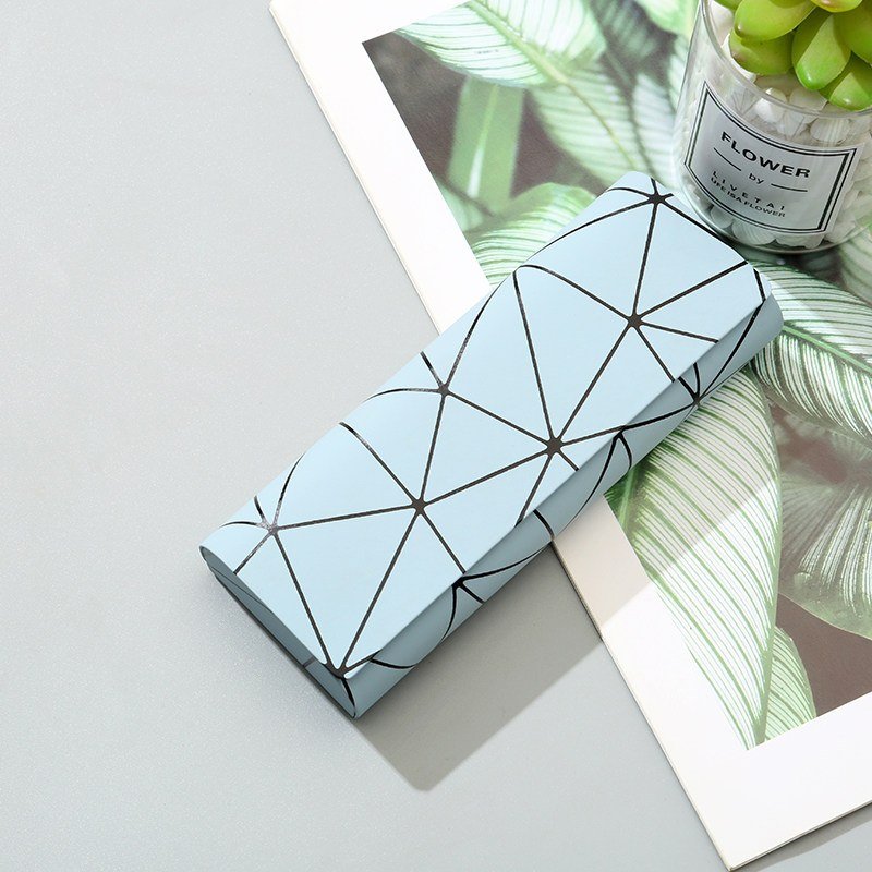 Geometric Print Eyeglass Case with Magnetic Closure - 图片 4