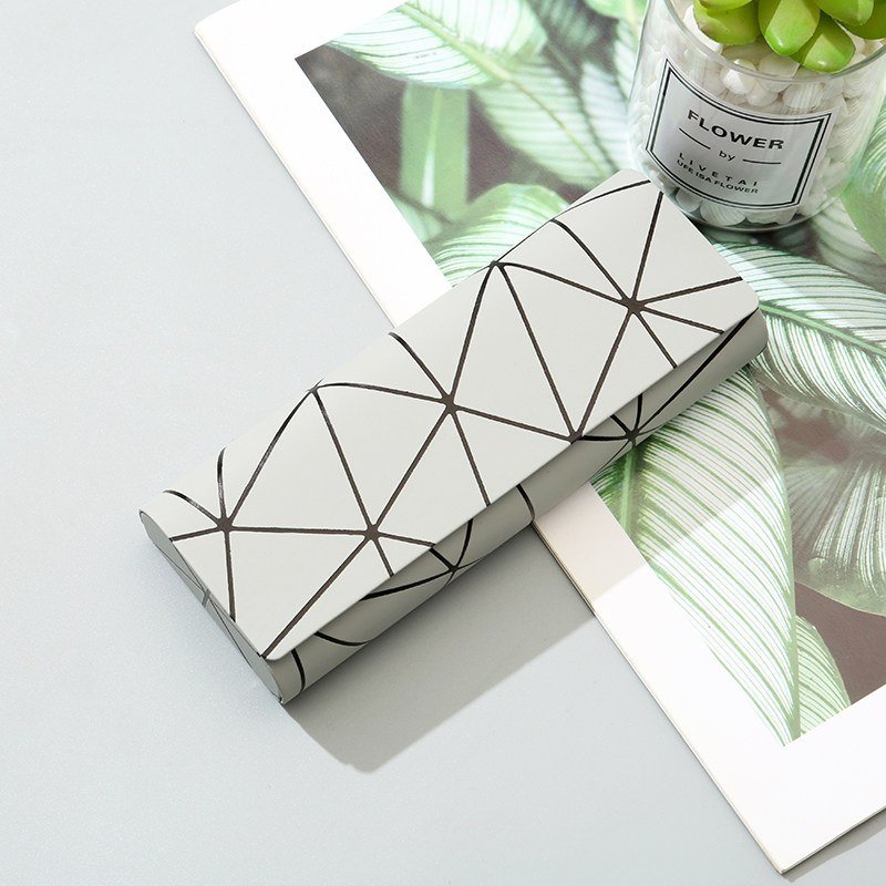 Geometric Print Eyeglass Case with Magnetic Closure - 图片 2